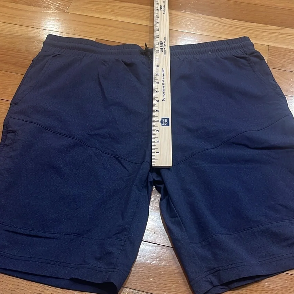 Hollywood the jean people men shorts size XXL.